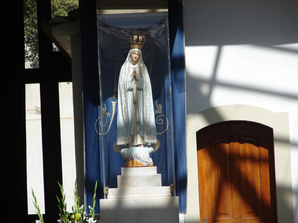 2008/03(March)/AroundTheWorld/Lisbon/1024x768_This marks the spot where the apparition appeared to the children 6 times.jpg